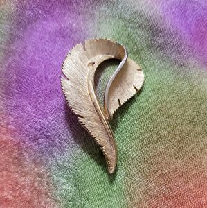Sarah Coventry Vintage leaf feather graphic goldtone Lapel Office Statement Pin